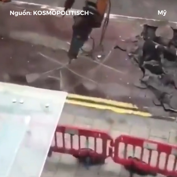 Hai cong nhan dung xe can cau de danh ca-ro hinh anh