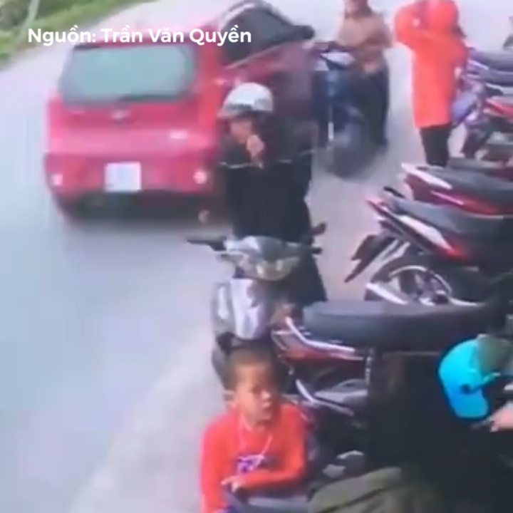 Bi huc vao duoi xe, co gai may man thoat chet hinh anh