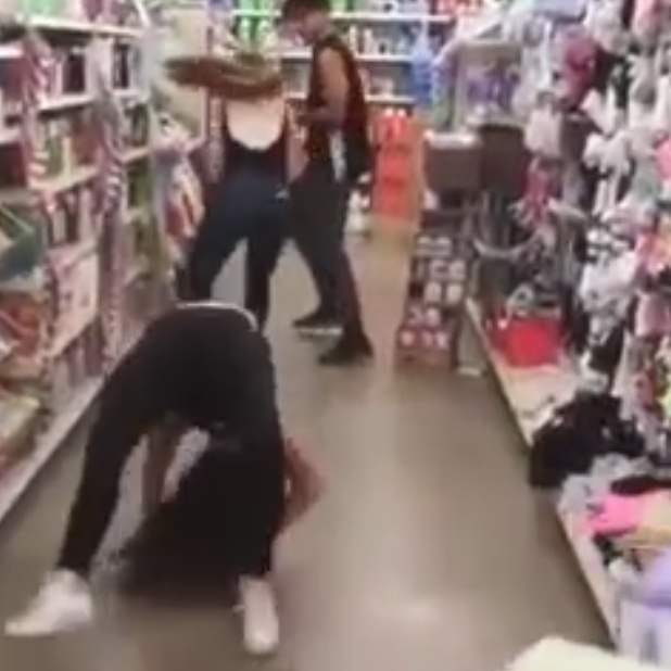 Co gai bat chuoc phim ma hu doa nguoi trong sieu thi hinh anh