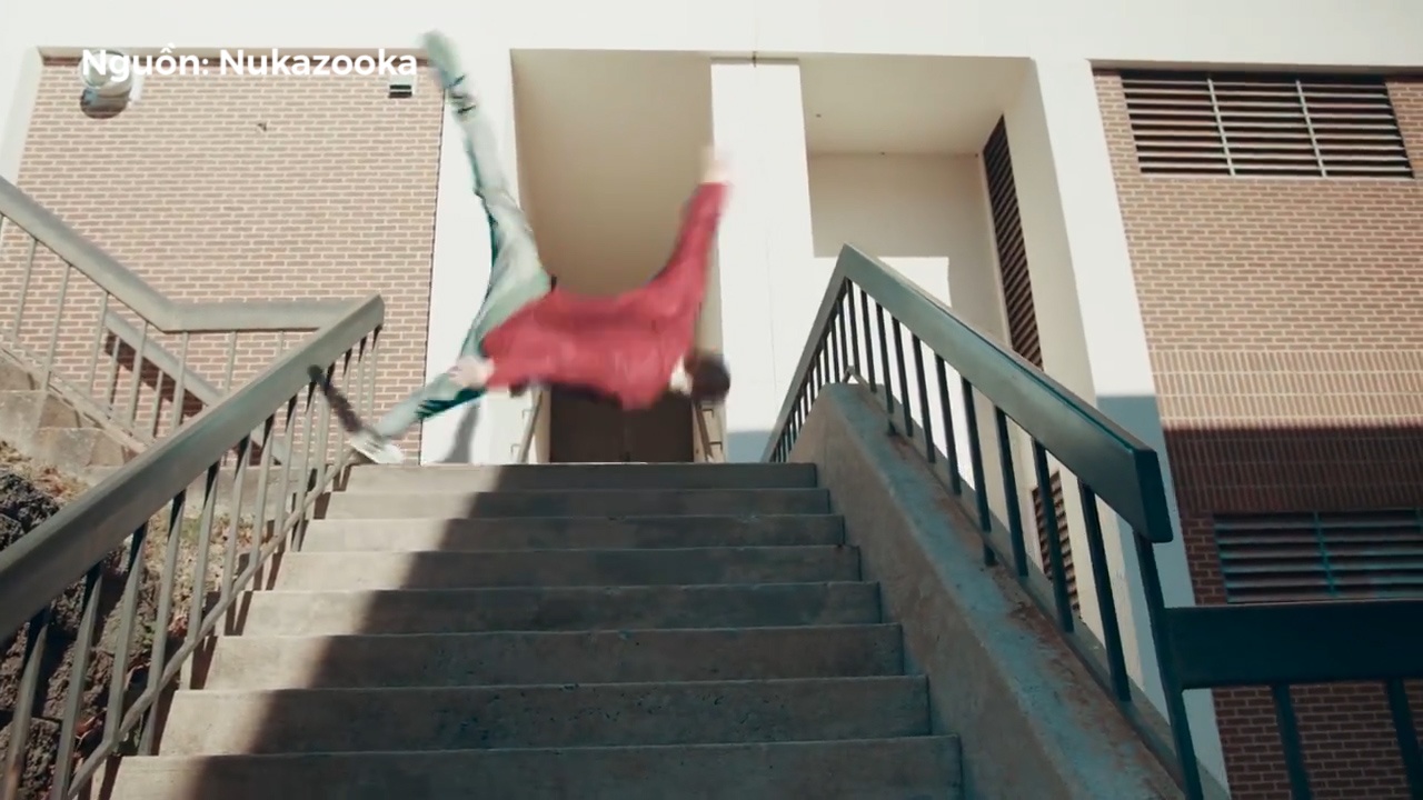 Clip hai thanh nien te cau thang day 'than thai' hinh anh