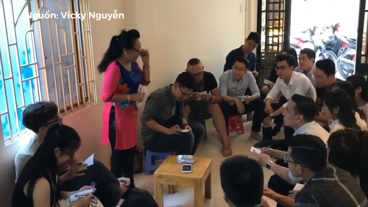 Hoc tro cu di tham co giao, bi bat lam bai kiem tra 15 phut hinh anh