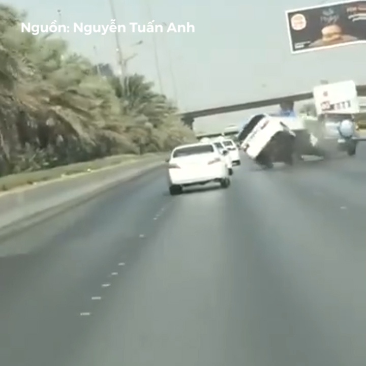 Clip xe 7 cho lat giua duong sau khi va cham tren cao toc nuoc ngoai hinh anh