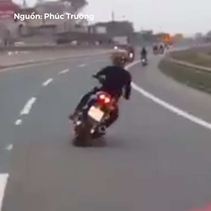 Clip nguoi dan ong than nhien lang lach, danh vong tren quoc lo hinh anh