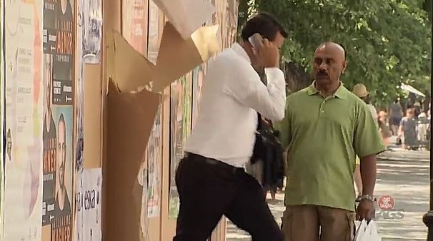 Anh nhan vien ban ron 'bang' qua tuong de den cuoc hop hinh anh