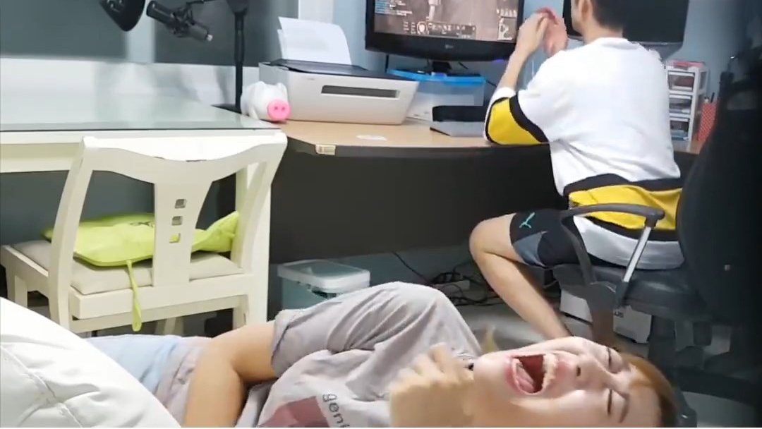 Chang trai dien tiet vi bi ban gai choi kham khi dang choi game hinh anh