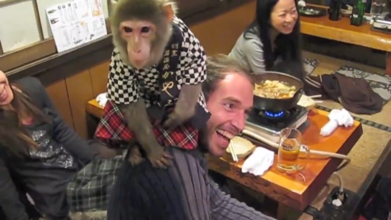 Chu khi lam boi ban va mua vui trong nha hang Nhat hinh anh