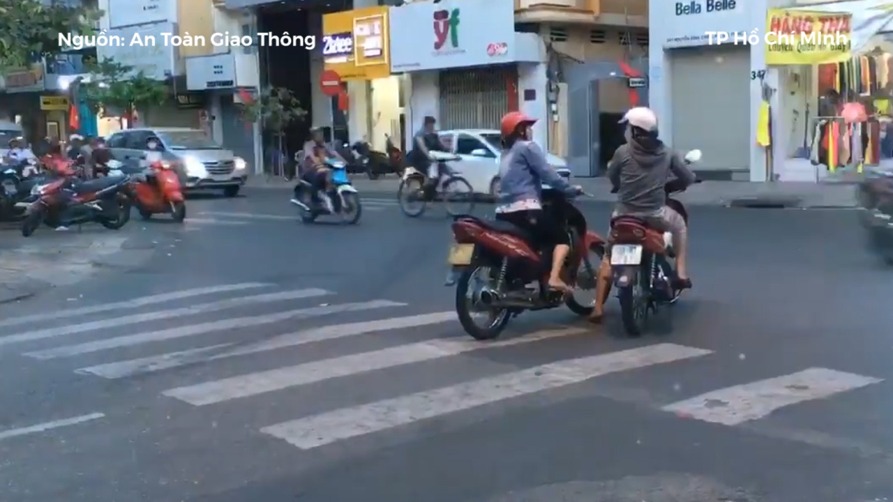 Clip hai nguoi phu nu dung xe giua nga ba de tam su hinh anh