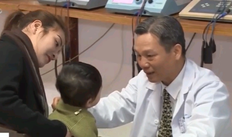 Nguy hiem tat veo co o tre so sinh hinh anh