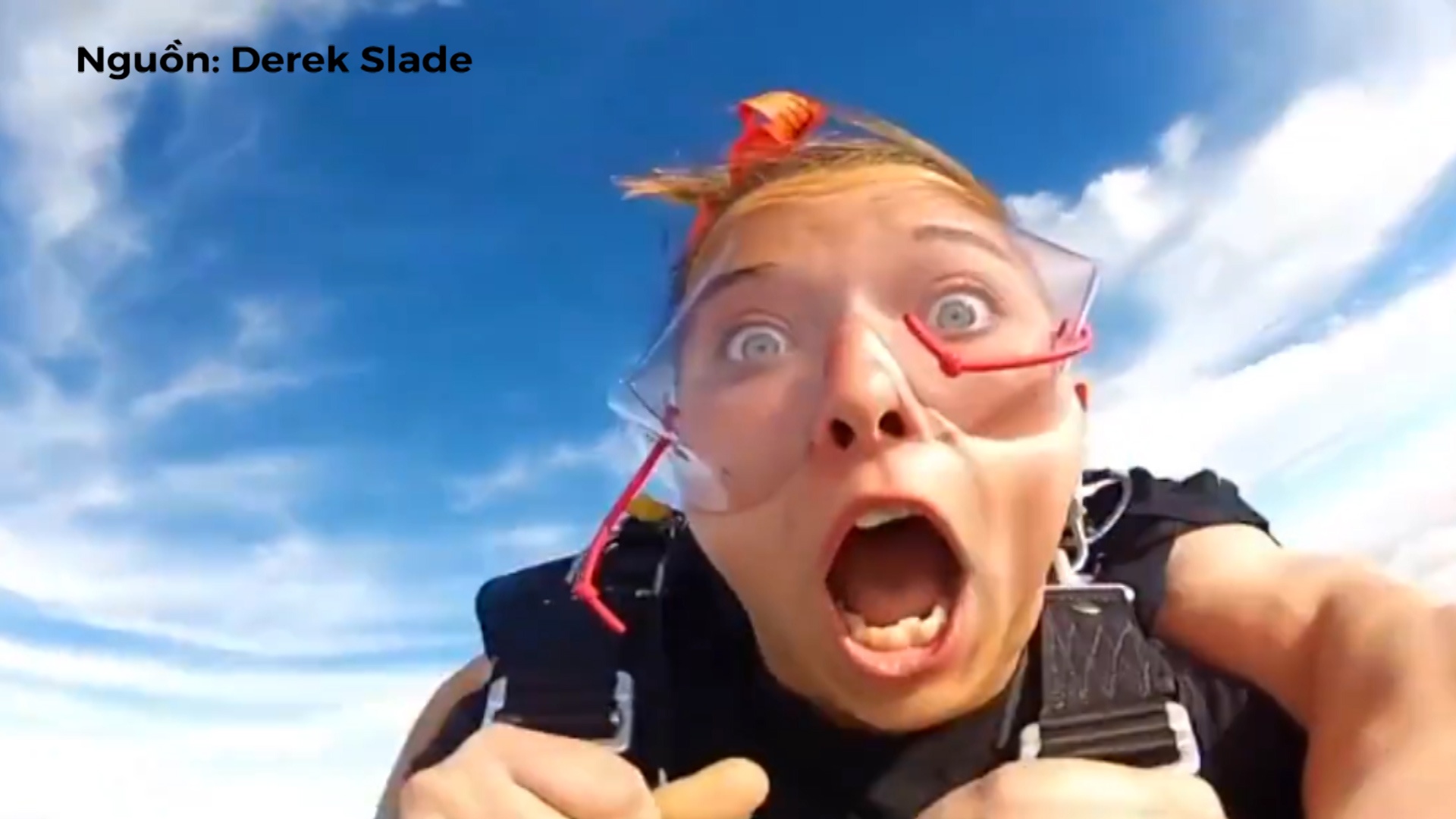 Co gai bieu cam 'chet cuoi' khi thu nhay du tu truc thang hinh anh