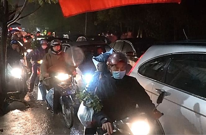 Tac duong kinh hoang, chon chan 5 tieng moi roi duoc cho Vieng hinh anh