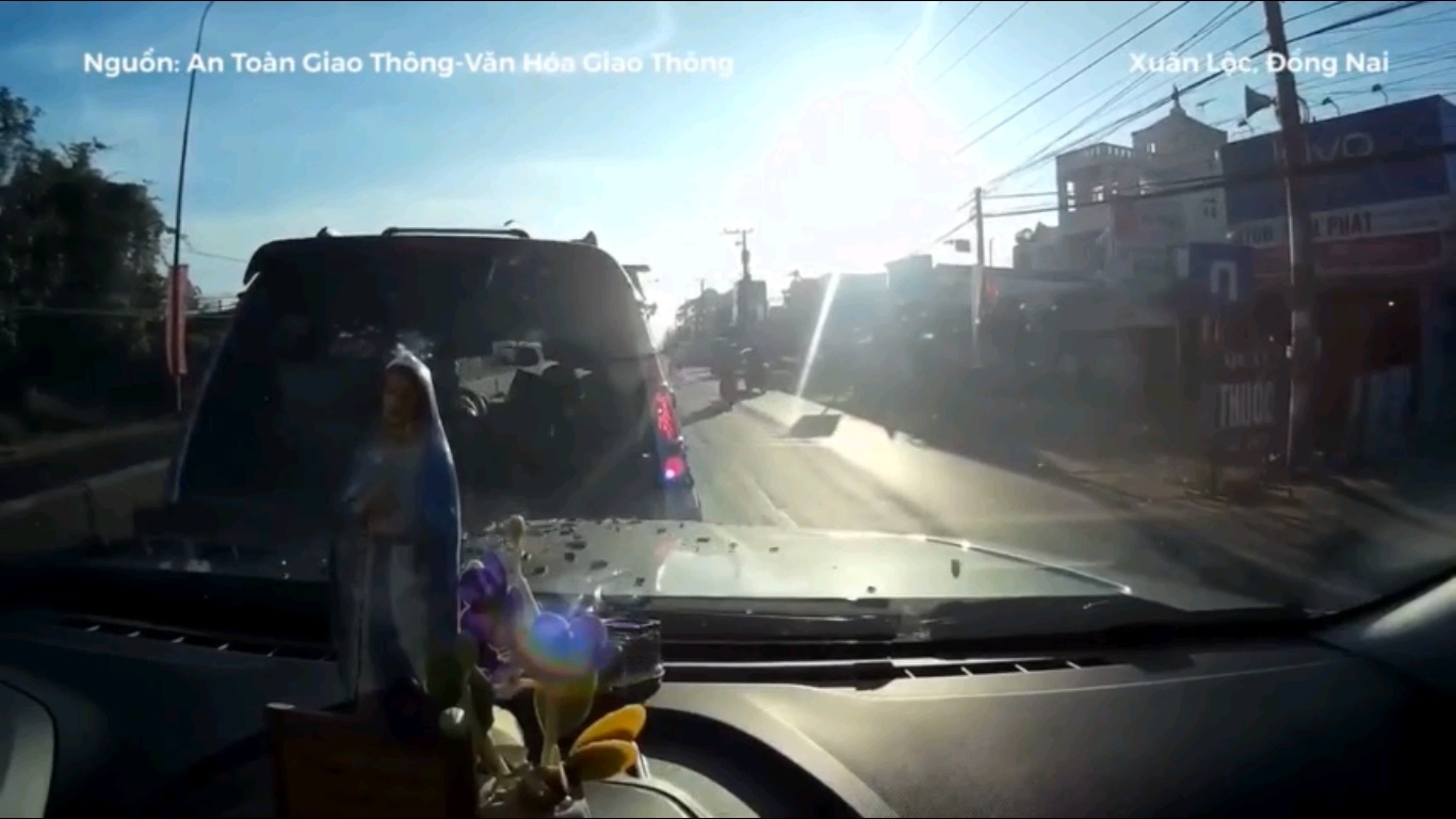 Phanh gap, 3 oto lan luot huc vao duoi nhau hinh anh