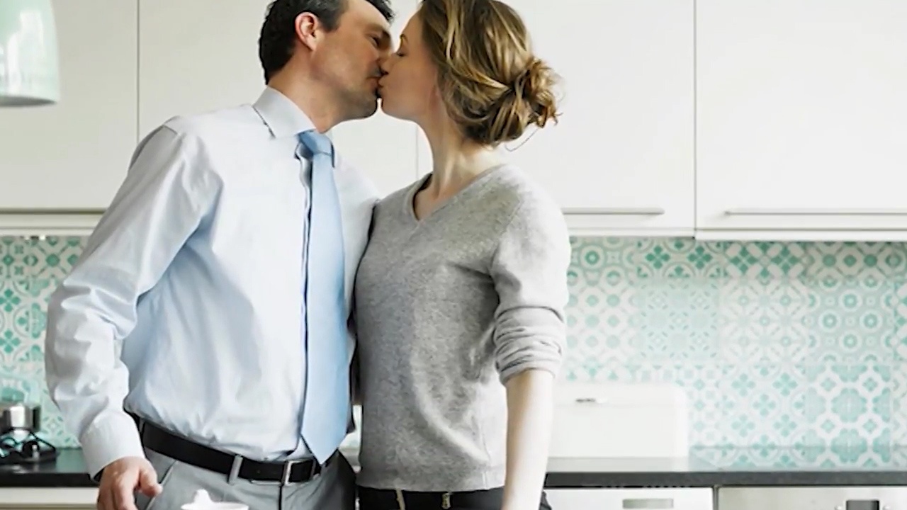 Dan ong cham hon vo song tho hon 5 nam hinh anh