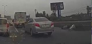 Oto lieu linh vuot phai, bat ngo 'don nga' nguoi di duong hinh anh