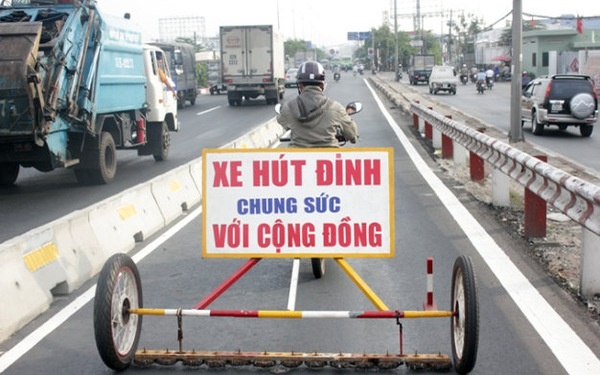 Xe hut dinh tu che giup nguoi di duong cua nam thanh nien mien Tay hinh anh