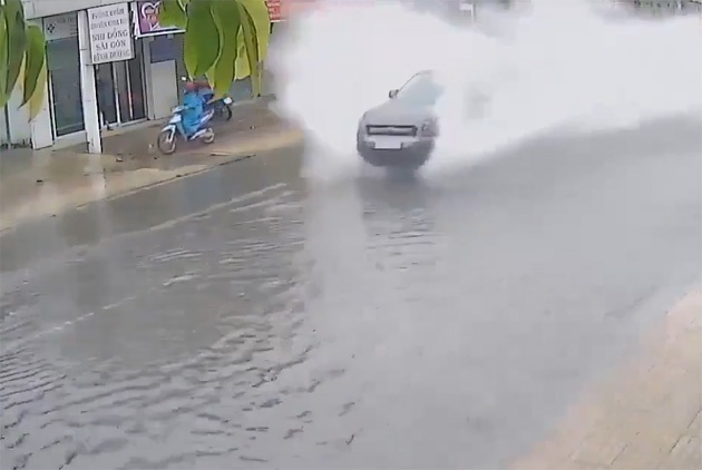 Thanh nien xui xeo bi 2 chiec xe lien tiep 'tat nuoc vao mat' hinh anh