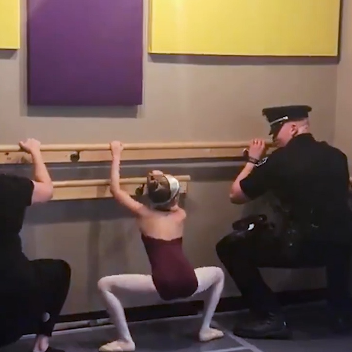 Hai huoc ong bo canh sat tap mua ballet voi con gai hinh anh