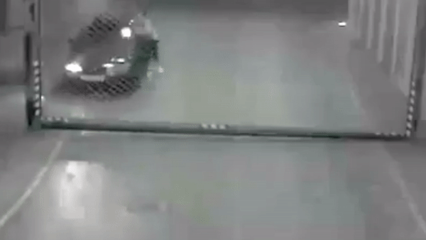 Mat tay lai, tai xe lao xe toi va dinh vao hang rao chan hinh anh