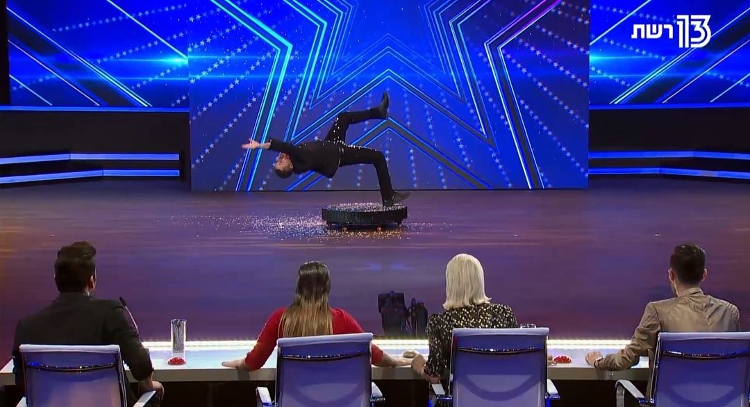 Ao thuat gia gay sot Israel's Got Talent khi ngoi lo lung tren khong hinh anh