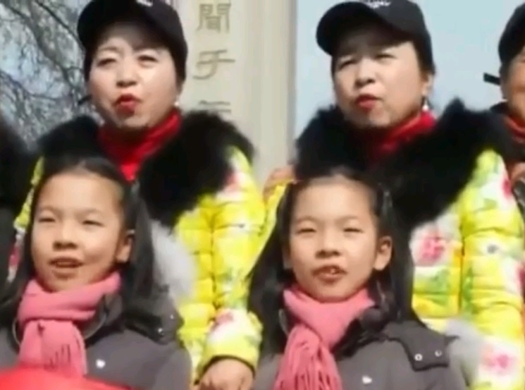 Cuoc hoi ngo thu vi cua cac cap song sinh Trung Quoc hinh anh