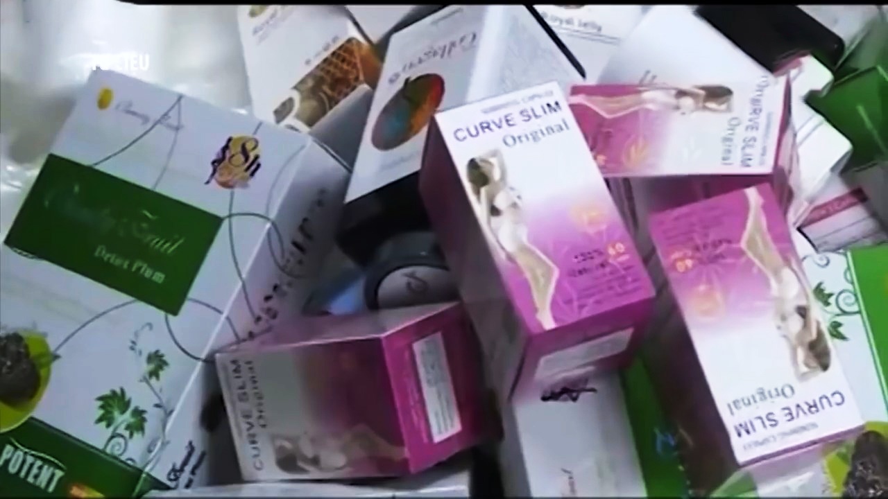 Mot phu nu thiet mang nghi do uong thuc pham chuc nang giam can hinh anh