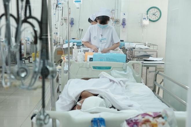 Be trai cap cuu vi nga xe dien o khu vui choi hinh anh