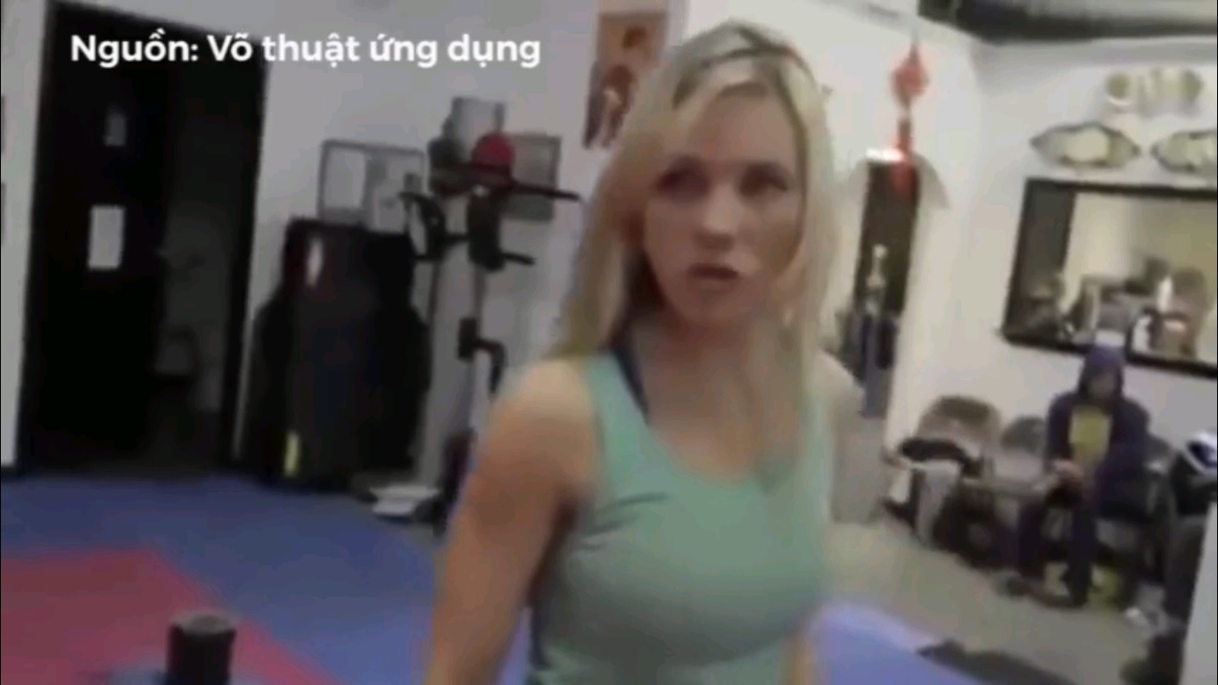 Nu vo sinh bieu dien man vo thuat tu ve dep mat hinh anh