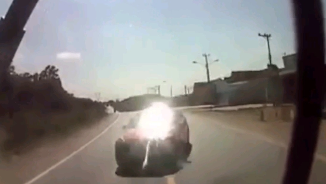 Clip oto phong nhanh lan lan va cham xe khach hinh anh