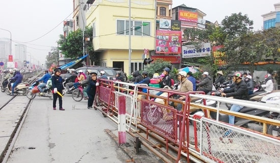 Co tinh vuot rao chan, mot nguoi di bo bi tau hoa dam hinh anh