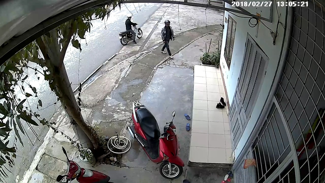 Clip hai ten trom rinh mo, khong trom xe tay ga ma chi lay doi giay hinh anh