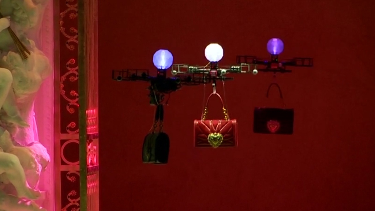 Drone trinh dien gay an tuong tai san dien thoi trang Milan hinh anh