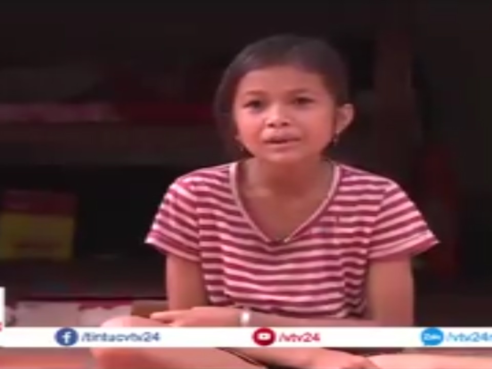 Ong cu 94 tuoi, treo me moi ngay de co tien nuoi hai chau an hoc hinh anh