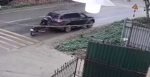 Clip thanh nien chay nhanh huc thang dau vao kinh oto hinh anh