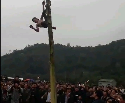 Clip nam thanh nien nga tu ngon cay chuoi khi tham gia hoi lang hinh anh