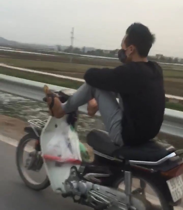 Clip thanh nien vua di xe may bang hai chan vua choi game hinh anh