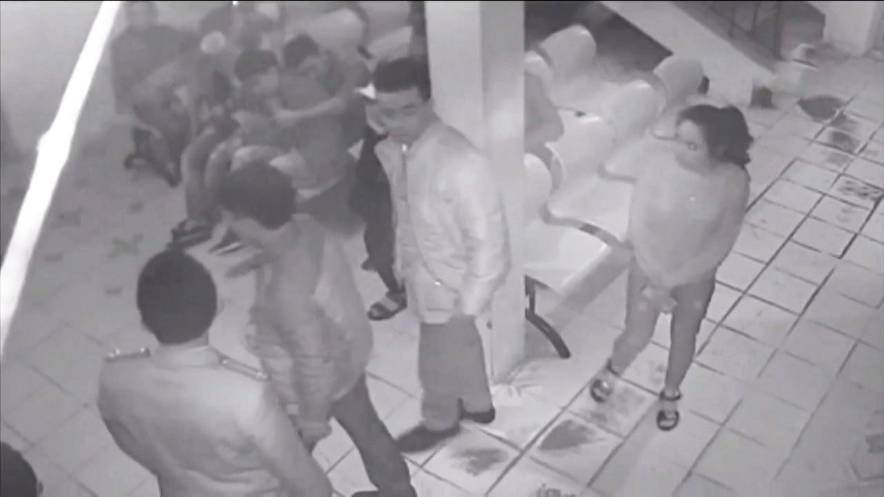 Ban chet do tai nan, nhom con do pha benh vien, danh bac sy hinh anh