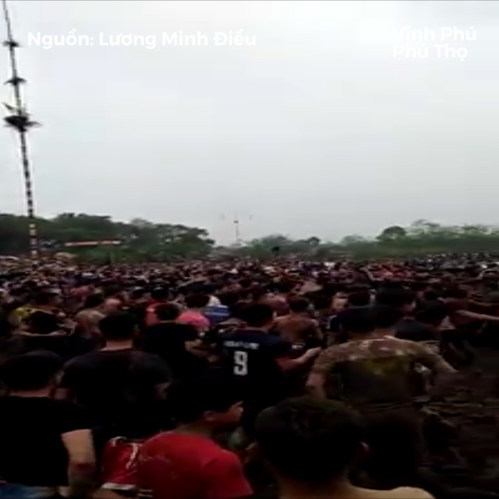 Clip hang tram thanh nien tranh nhau qua phet trong hoi Phet Hien Quan hinh anh