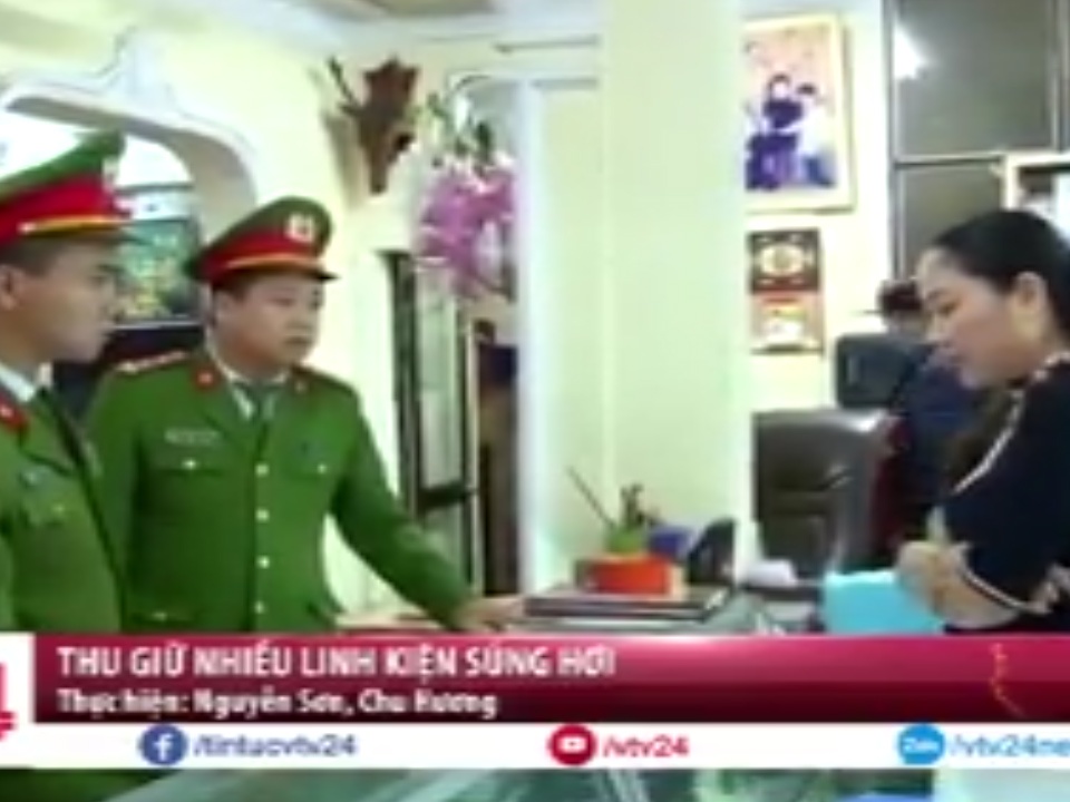 Linh kien sung dan duoc ban tran lan o cac khu cho troi, Ha Noi hinh anh