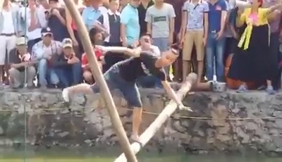 Tro choi giu thang bang hoi lang gom su Kim Lan hinh anh