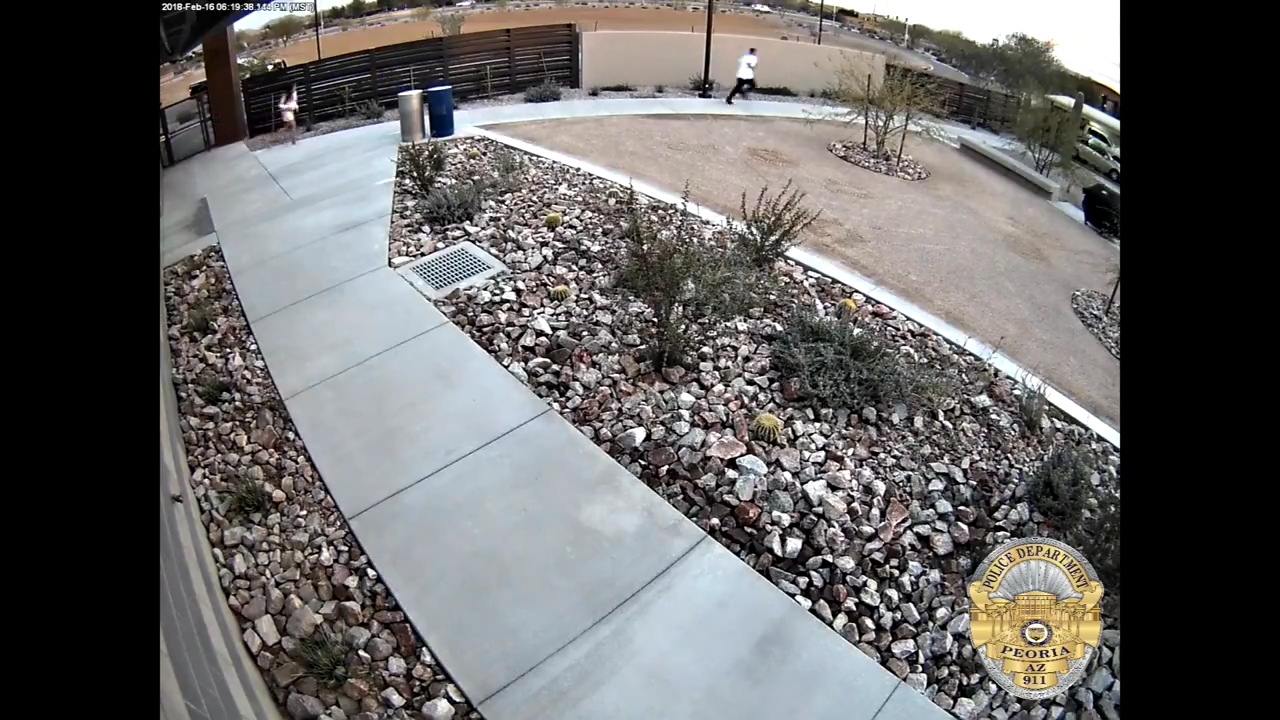 Bi truy duoi, 2 ten trom My chay thang vao tru so canh sat hinh anh