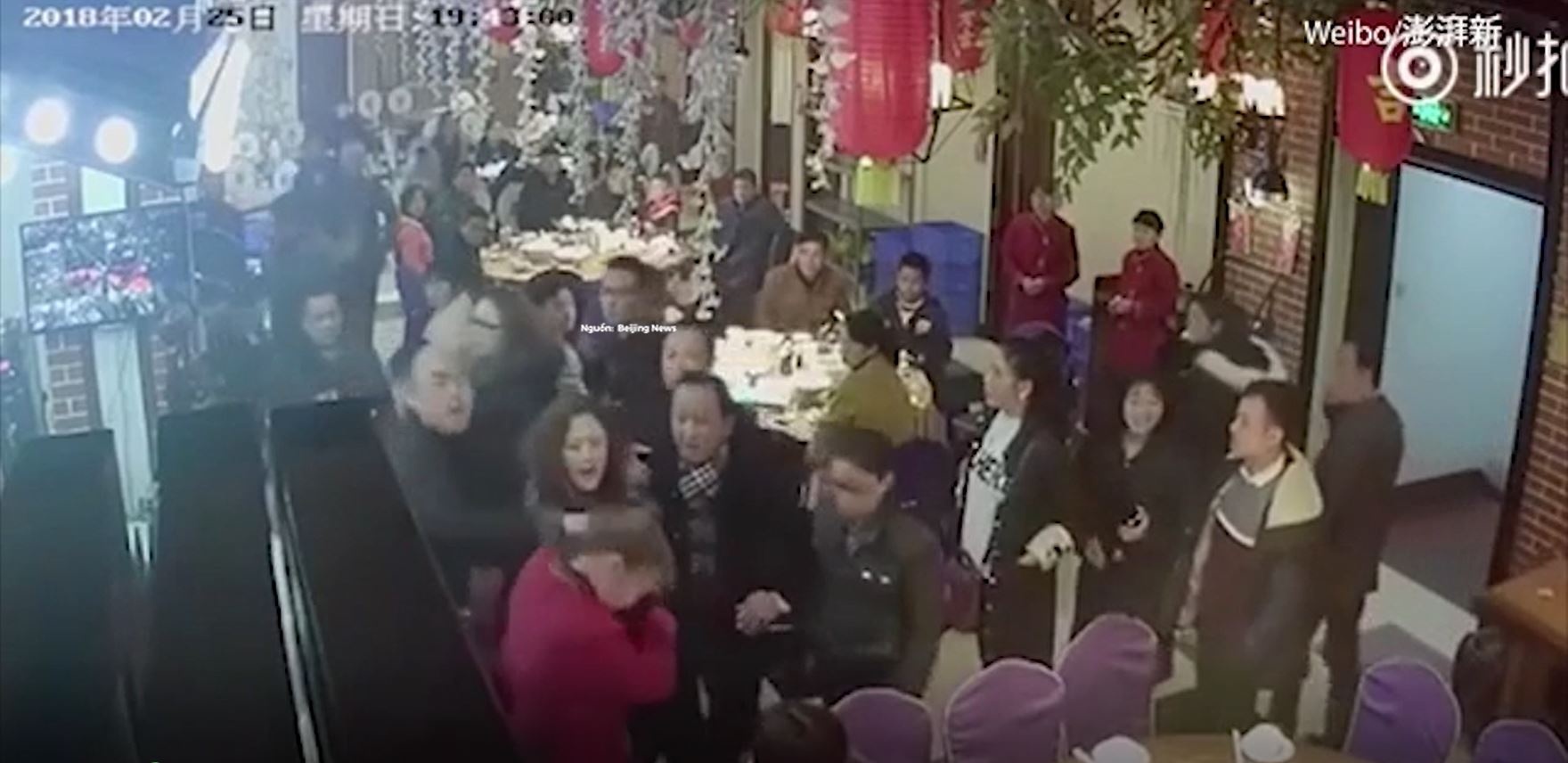 Nu nhan vien Trung Quoc bi khach danh vi 'phuc vu cham' hinh anh