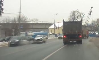 Clip oto chay song song voi xe tai, bi dam nat dau hinh anh