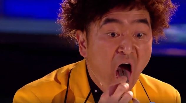 Chang trai nuot moi thu gay hot hoang tai Tim kiem tai nang Anh hinh anh