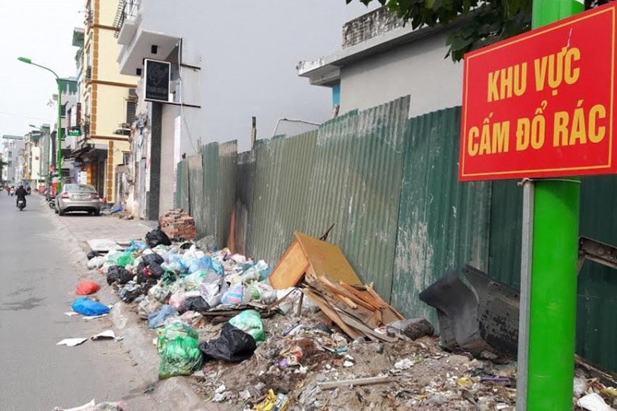 Vut rac bua bai ngay canh truong hoc hinh anh