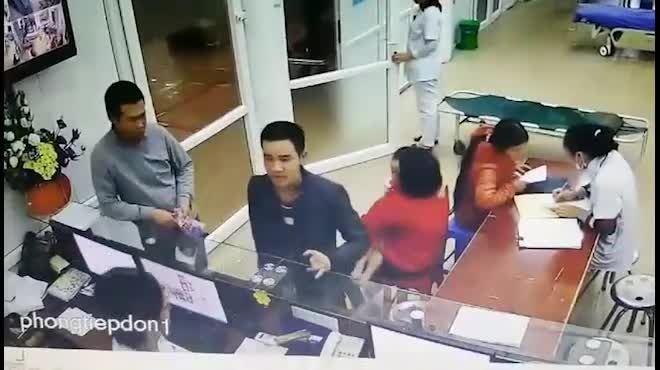 Benh nhan cam dao phay doi bac si thao dot ngon tay hinh anh