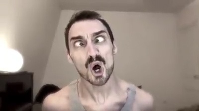 Cuoi te ghe voi chang trai dieu khien khuon mat theo bai hat hinh anh