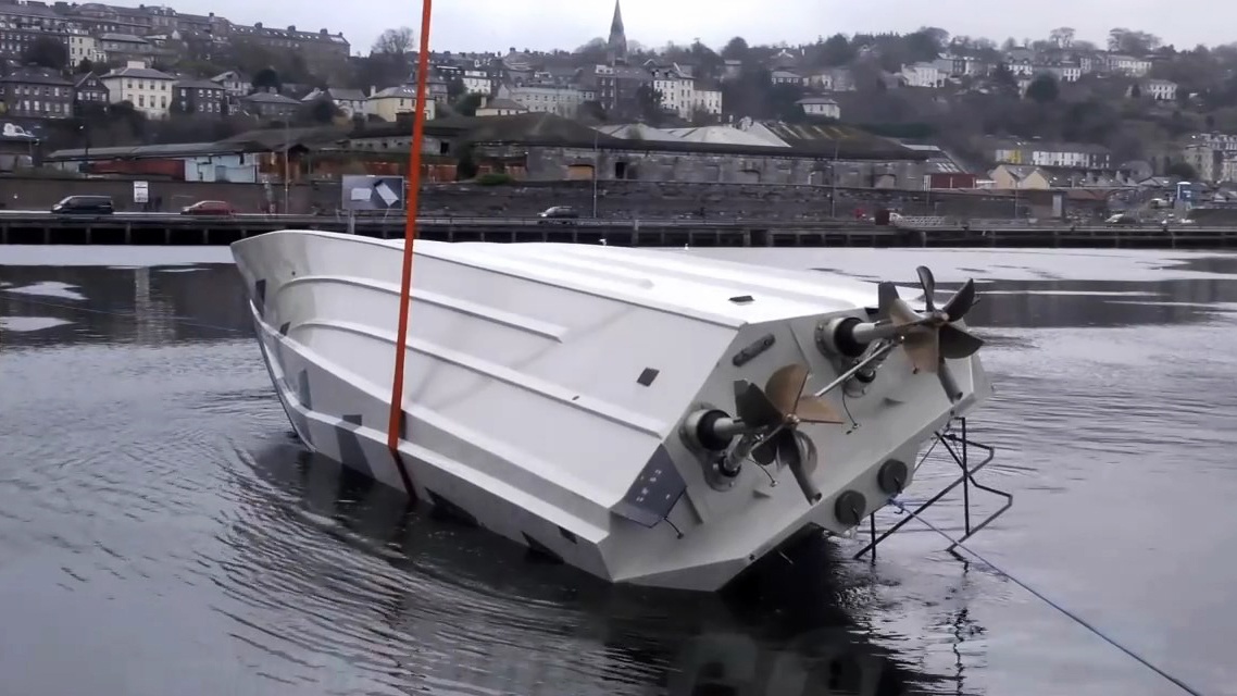 Doc dao chiec thuyen co kha nang tu lat khi bi danh up hinh anh