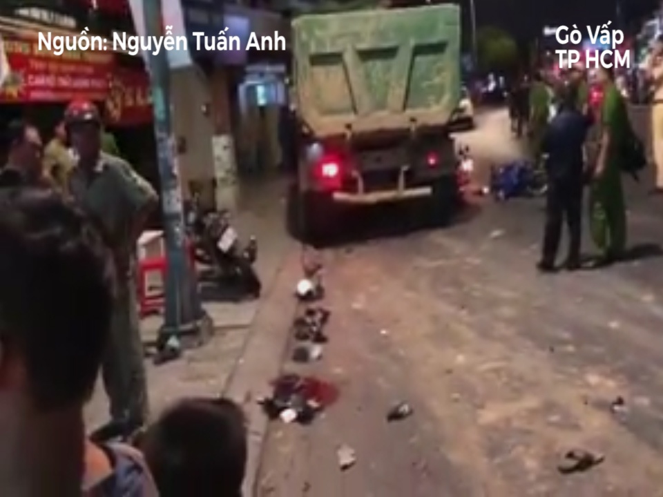 Clip hien truong xe ben ui vang dai phan cach, dam hang loat xe may hinh anh