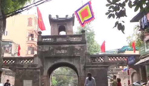 Nguoi dan ong gia trong giu o cua Thu Do hinh anh