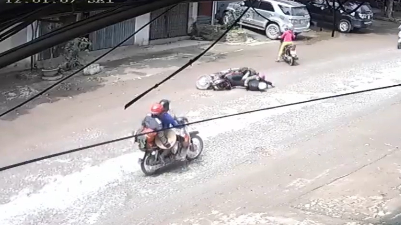 Clip nguoi phu nu dung xe giua duong gay tai nan hinh anh