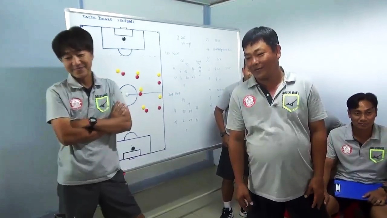 HLV Miura bi mat chuan bi banh kem cho nhan vien hau can cua doi hinh anh